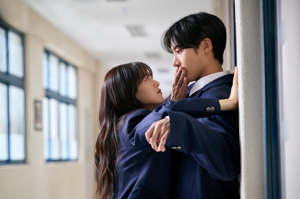 5 Alasan Harus Nonton Head Over Heels, Kisah Shaman Gen Z dan Cinta Pertama