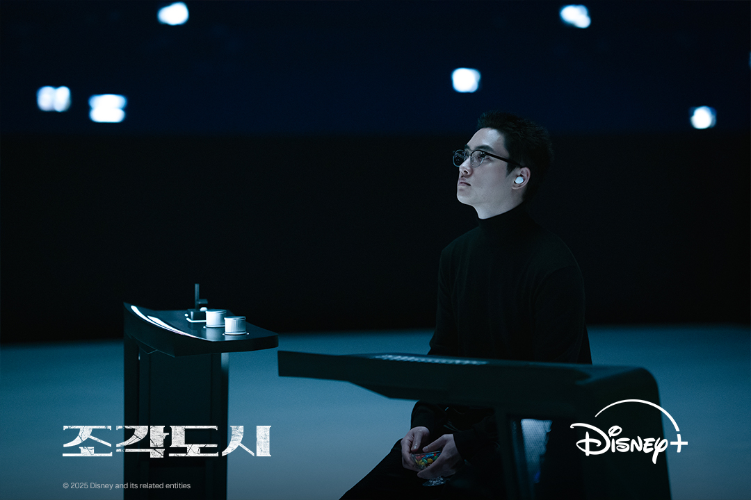 D.O. EXO Dipuji Sutradara atas Peran Antagonis Pertamanya di <i>The Manipulated</i>