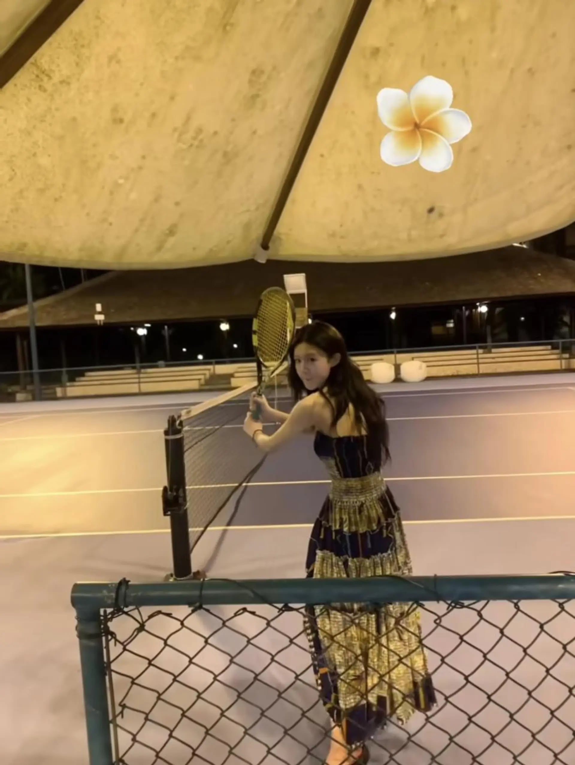 Intip Keseruan Liburan Go Youn Jung di Bali: Main Tennis hingga Beli Topi Pantai