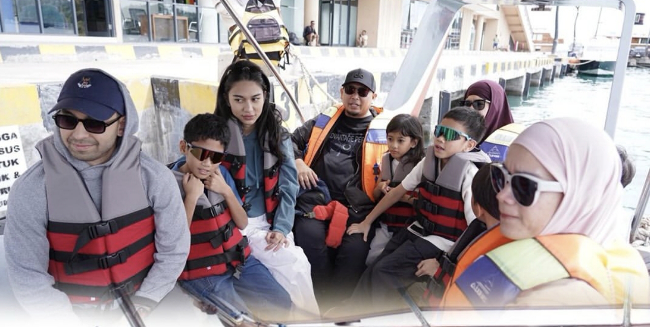 Liburan Bareng Keluarga, Kedekatan Azizah Salsha dan Nadif Zahiruddin Jadi Sorotan