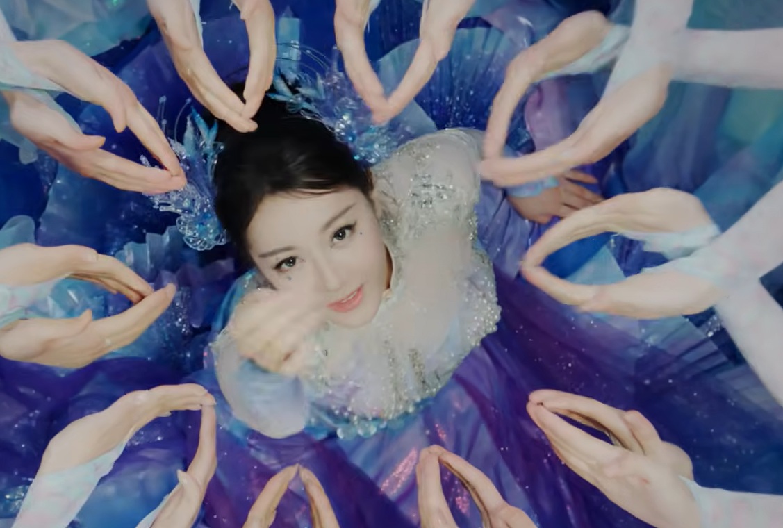 Bak Putri Duyung, Dilraba Dilmurat Tampil Memukau dalam Tarian Bawah Air di Gala Imlek CCTV 2026