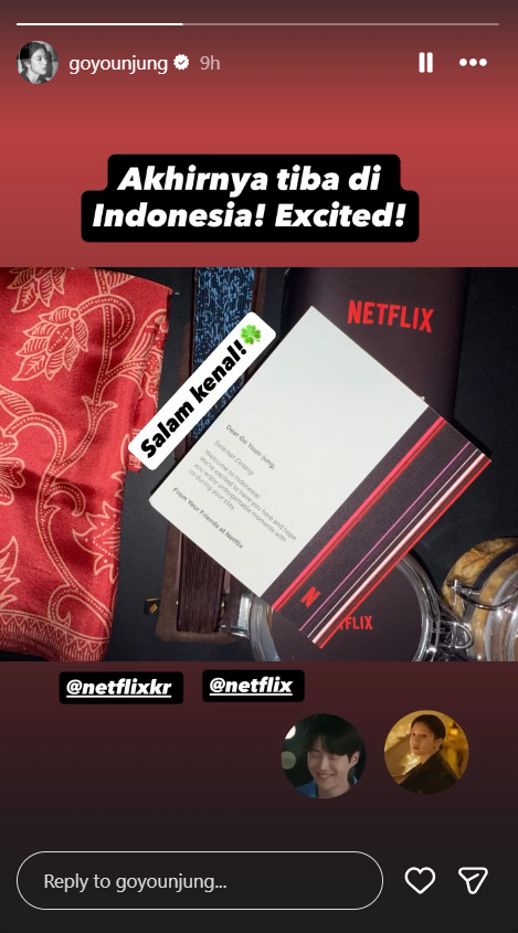 Go Youn-jung dan Kim Seon-ho Tiba di Jakarta, Antusias Dikasih Batik