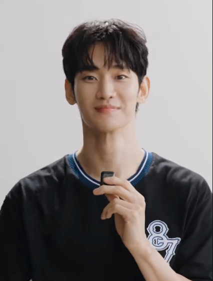Kim Soo Hyun Tampil Perdana Usai Kontroversi, Ungkap Rindu kepada Fans