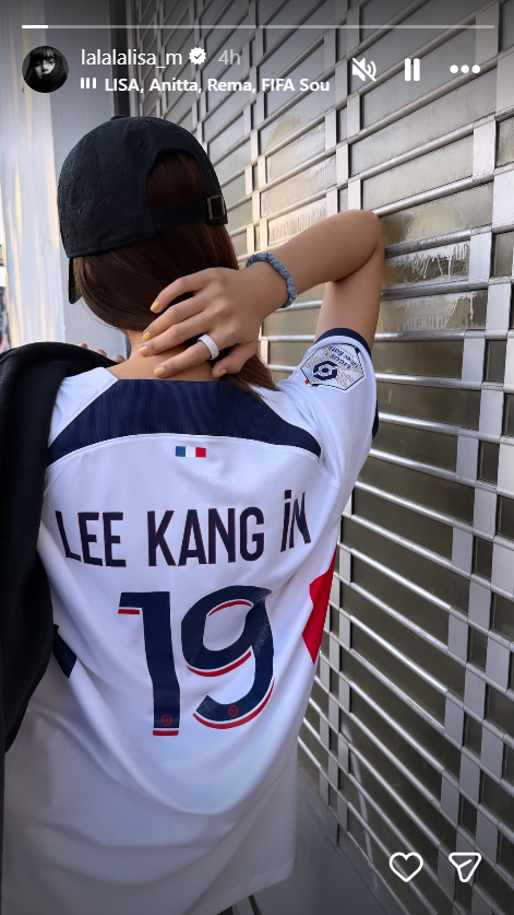 Lisa BLACKPINK Pamer Jersey Lee Kang-in Jelang Tampil di Pembukaan Piala Dunia 2026