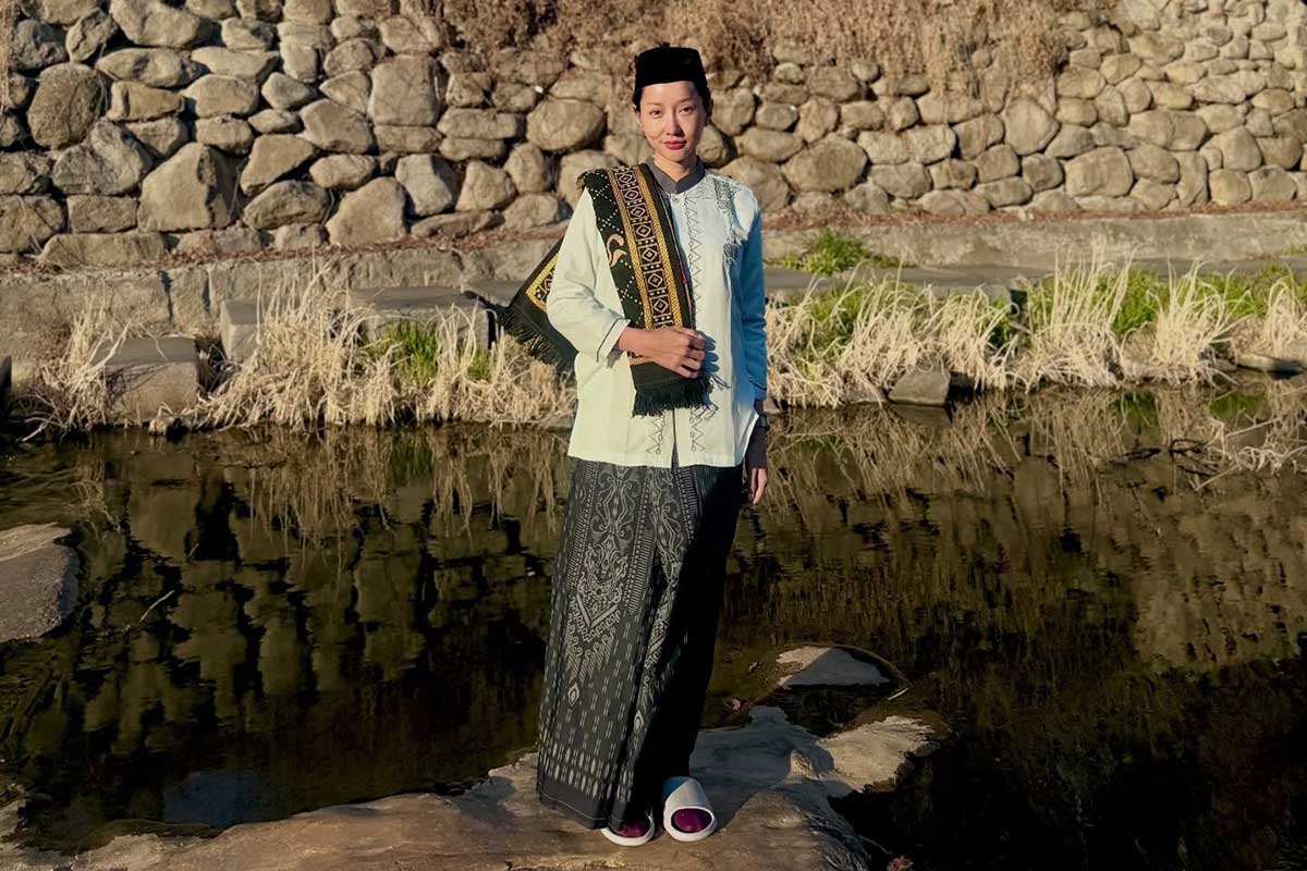 Bikin Pangling! Lucinta Luna Salat Id di Seoul Pakai Sarung dan Peci