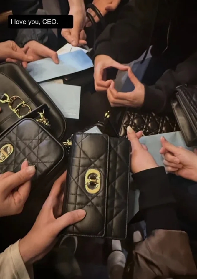 Bos Idaman! Jisoo BLACKPINK Hadiahi Staf Blissoo Tas Mewah