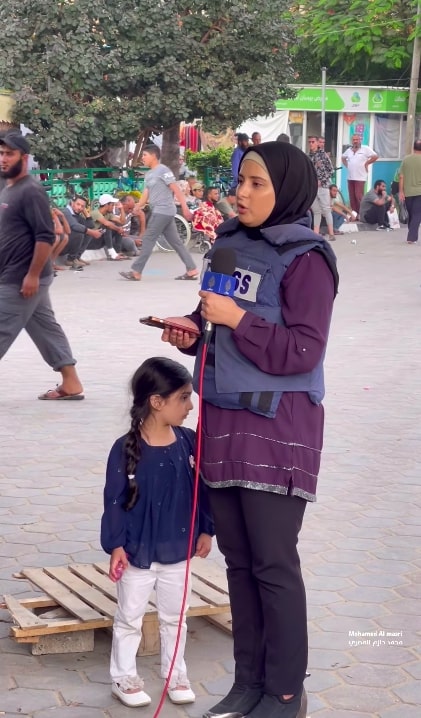 Viral Jurnalis Perempuan Meliput di Jalur Gaza Sambil Jaga Anak, Netizen: <i>Super Mom!</i>