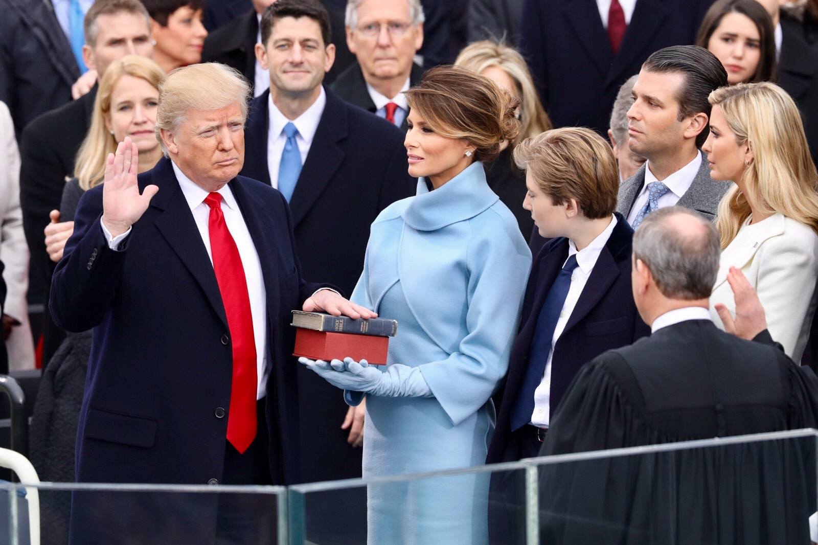 Dilantik Tanpa Sentuh Alkitab, Tindakan Donald Trump Jadi Sorotan