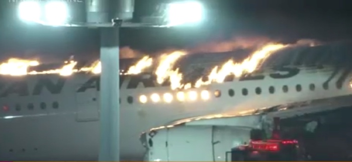 Mengerikan! Pesawat Terbakar di Landasan Pacu Bandara Tokyo