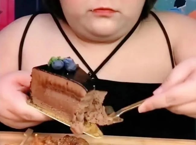 Makan Terlalu Banyak, <i>Content Creator Mukbang</i> Ini Meninggal saat Live Streaming