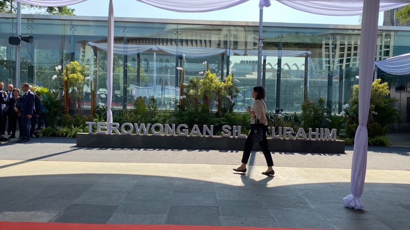 Paus Fransiskus Tandatangani Plakat Penanda Terowongan Silaturahim