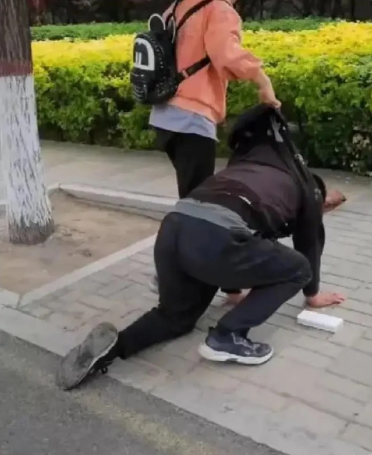 Viral, Ayah Berlutut Minta Maaf Gegara Tak Mampu Belikan Putrinya iPhone