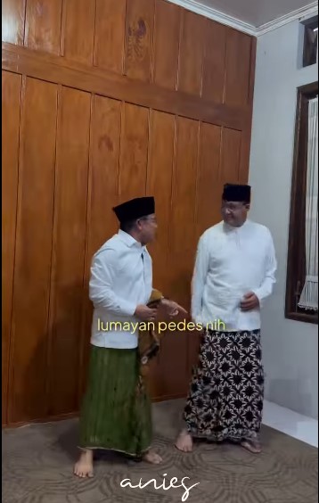 Gus Imin Jelaskan 3 Fungsi Sarung Bagi Santri, Eh Malah Berbuntut <i>Nyelepet</i> Anies