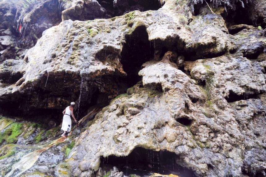 Pendaki Gunung Rinjani Tewas Terjepit di Gua Susu saat Ziarah