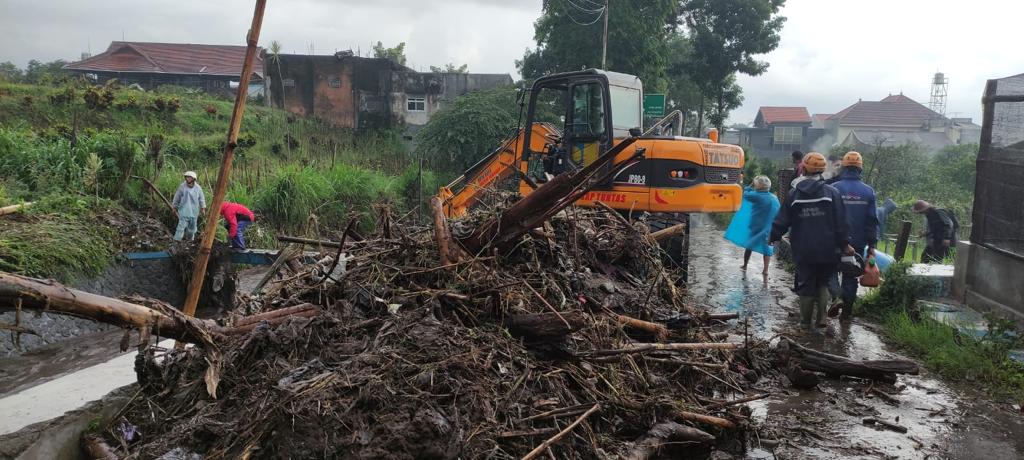 Banjir di Batu, Rumah Warga Terendam Hingga Jalan Tertutup Lumpur