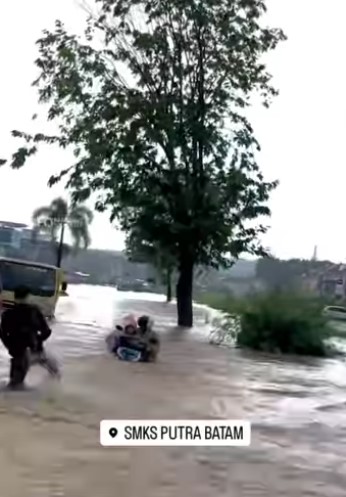 Rispek! Pria Ini Rela Motornya Tenggelam Demi Menolong Ibu dan Anak yang Terjebak  Banjir