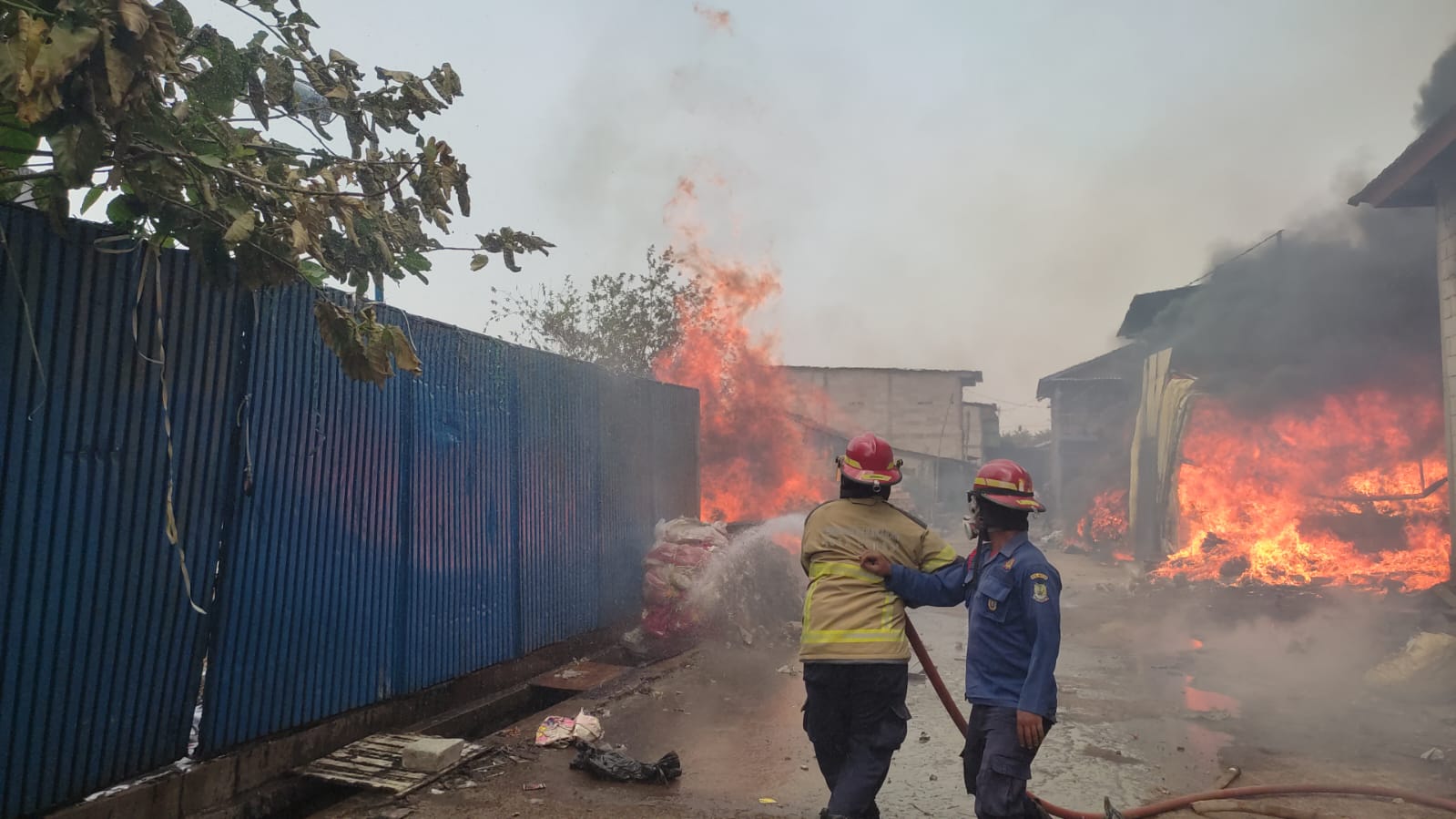 Gudang Plastik di Bekasi Terbakar, Asap Membumbung Tinggi