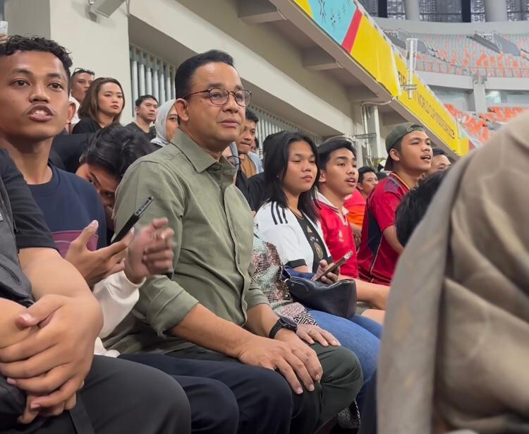 Momen Anies Baswedan Nonton Langsung Brasil vs Argentina di Stadion JIS