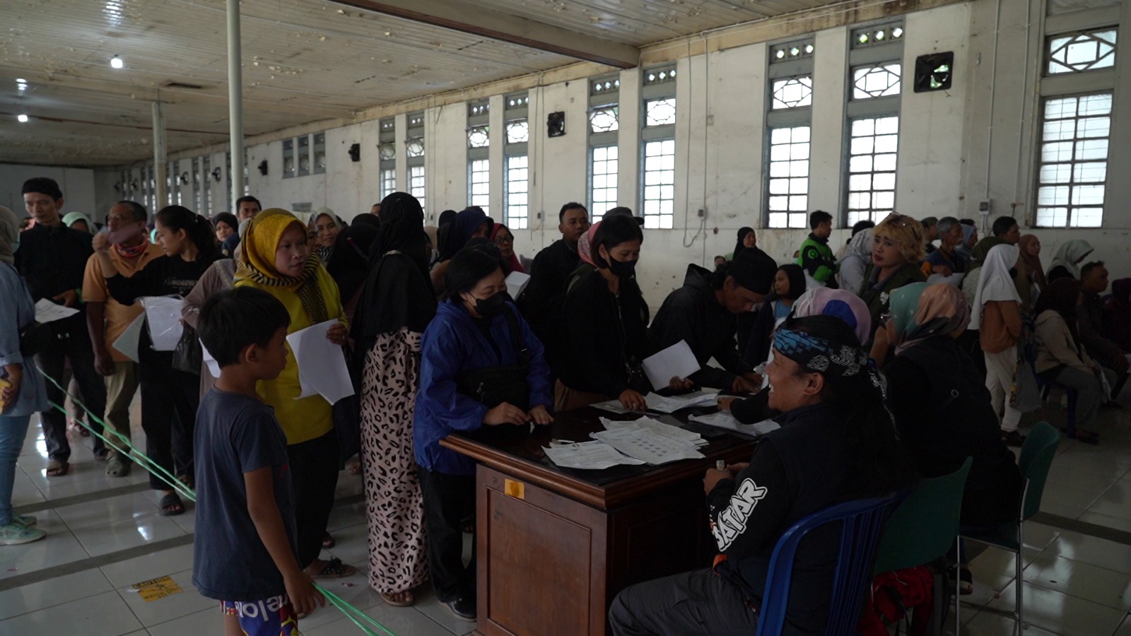 Pos Indonesia Salurkan Bansos PKH dan Sembako Triwulan ke-4 untuk Belasan Ribu KPM di Bandung