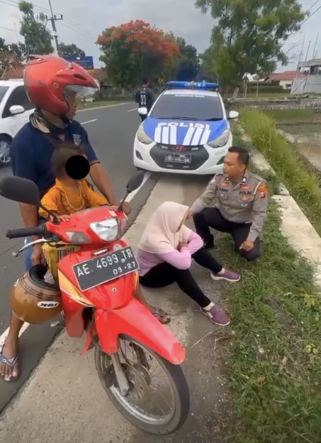 Viral, Emak-Emak Tantrum di Pinggir Jalan Akibat Tak Dibelikan Motor Warna Hitam