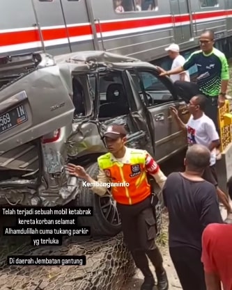 Mobil Tersambar KRL usai Menabrak Penjaga Perlintasan di Jakbar, 2 Orang Terluka