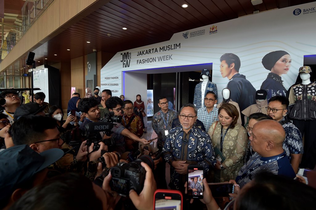 JMFW 2024 Raup Rp330 Miliar, Mendag: Indonesia Punya Potensi jadi Pusat Fesyen Muslim Dunia