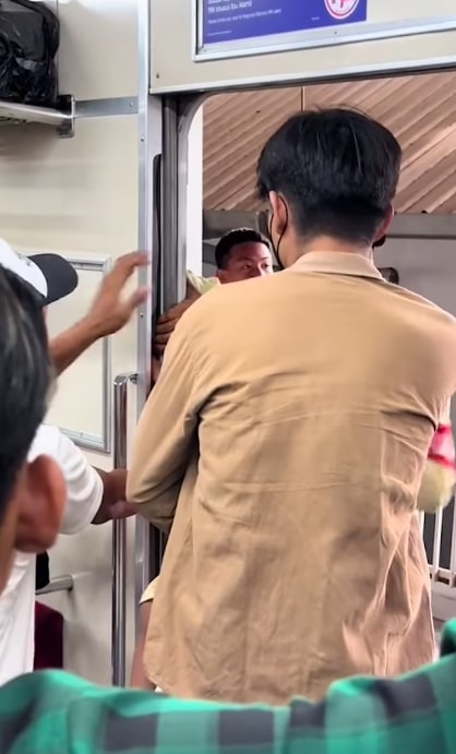 Ngeri! Bocah Terjepit Pintu KRL, Netizen Soroti Sikap Orang Tua dan Kursi Prioritas