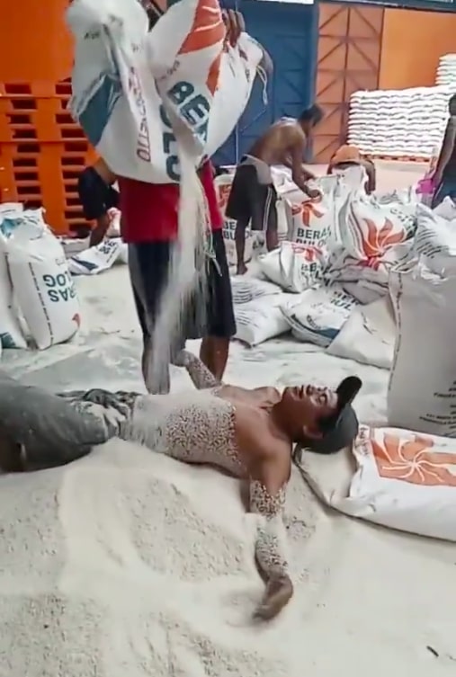 Viral Pekerja Mandi Beras di Gudang Bulog Surabaya, Pelaku Berakhir Dipecat