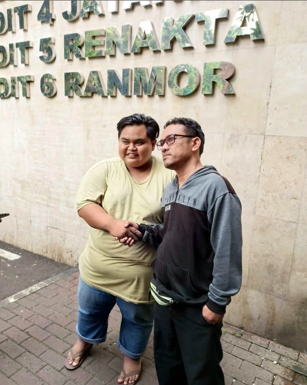 Viral Sopir Taksi <i>Online</i> Rusak Spion Bluebird, Dipicu Serempetan Mobil