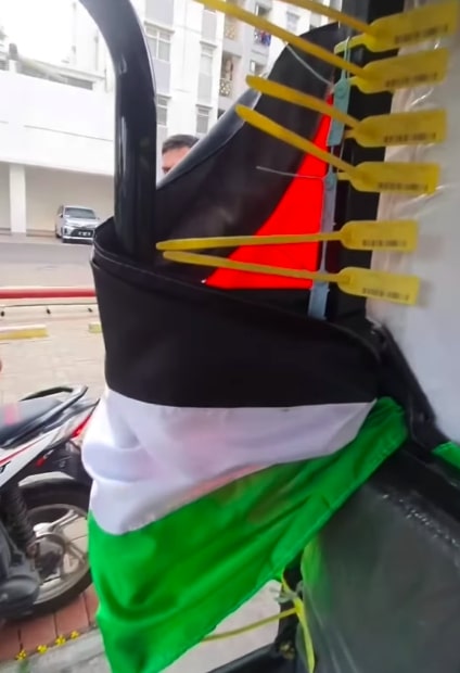 Viral! Satpam di Bekasi Lepas Bendera Palestina di Motor Kurir, Berakhir Dinonaktifkan