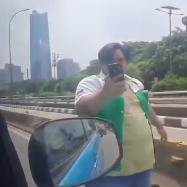 Viral Sopir Taksi <i>Online</i> Rusak Spion Bluebird, Dipicu Serempetan Mobil