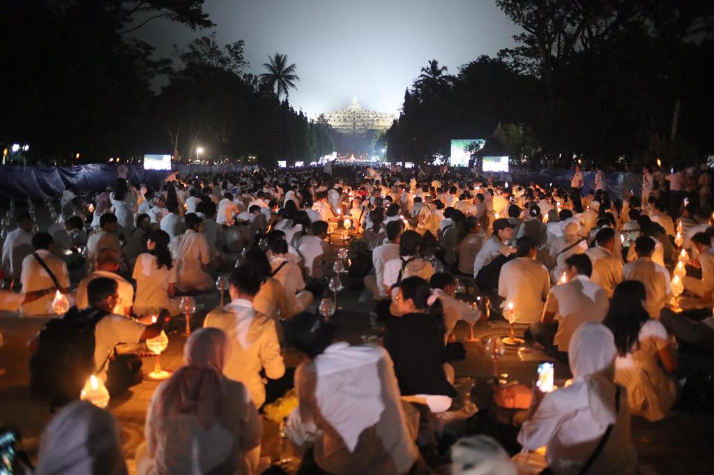 Rayakan Waisak 2568 BE di Candi Borobudur, Puluhan Ribu Umat Buddha dan Pengunjung Berdoa Bersama untuk Indonesia