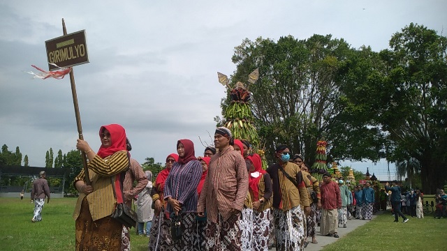 Sambut Ramadan, Warga Kulon Progo Berebut 17 Gunungan Hasil Bumi