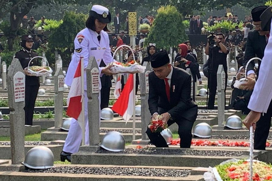 Momen Gibran Pimpin Upacara dan Tabur Bunga Peringatan Hari Pahlawan