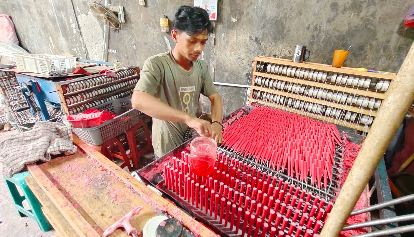 Jelang Imlek, Rumah Produksi Lilin di Tangerang Kebanjiran Order