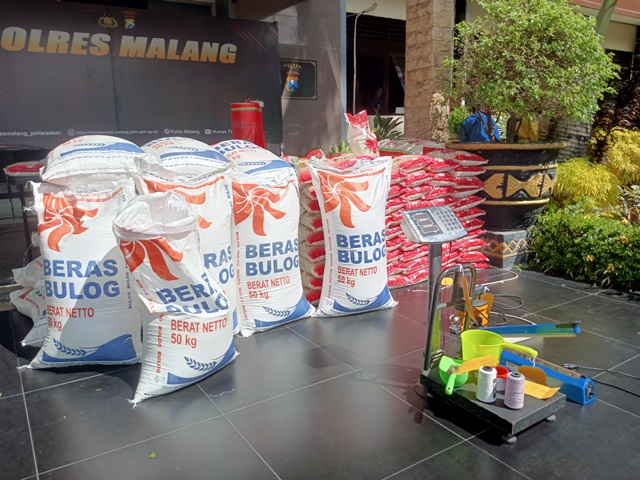 Pelaku Raup Keuntungan Rp45 Juta Kemas Beras Bulog Jadi Premium