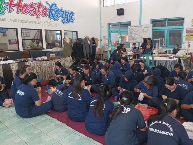 Jelang Lebaran, Lapas Perempuan Malang Produksi Peci Rajut