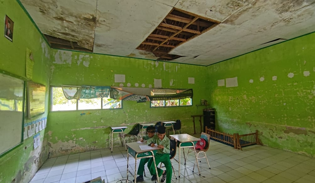 Gedung Tak Layak, Siswa dan Guru MI Al-Khaeriyah Dihantui Atap Roboh