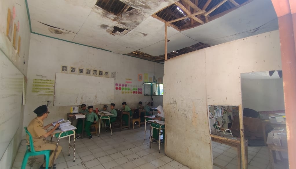 Gedung Tak Layak, Siswa dan Guru MI Al-Khaeriyah Dihantui Atap Roboh