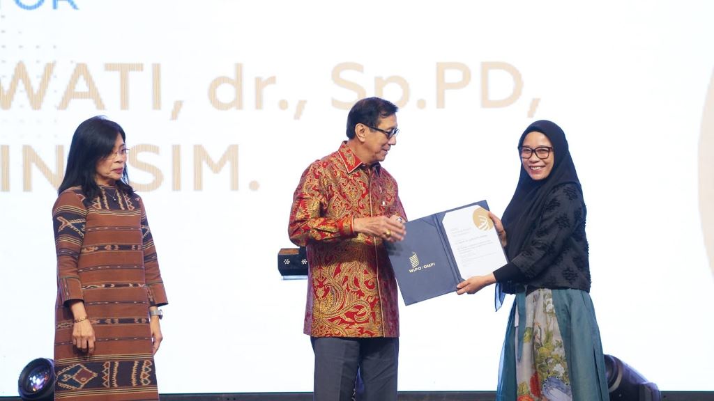 Menkumham Serahkan Penghargaan Kepada Insan KI 2024