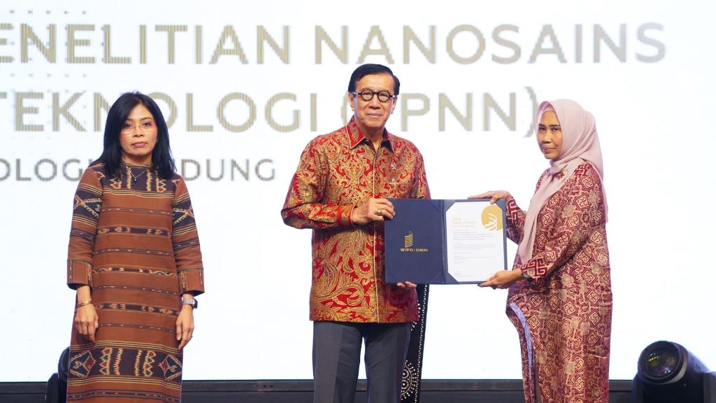 Menkumham Serahkan Penghargaan Kepada Insan KI 2024