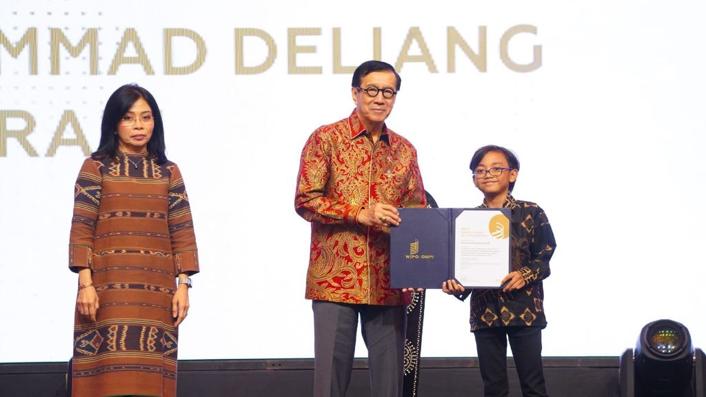 Menkumham Serahkan Penghargaan Kepada Insan KI 2024