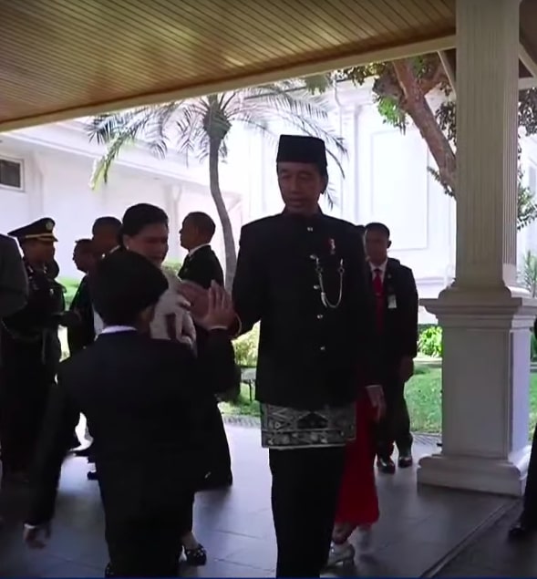 Momen Jokowi Gandeng Cucu Tinggalkan Istana Sebelum ke Gedung MPR