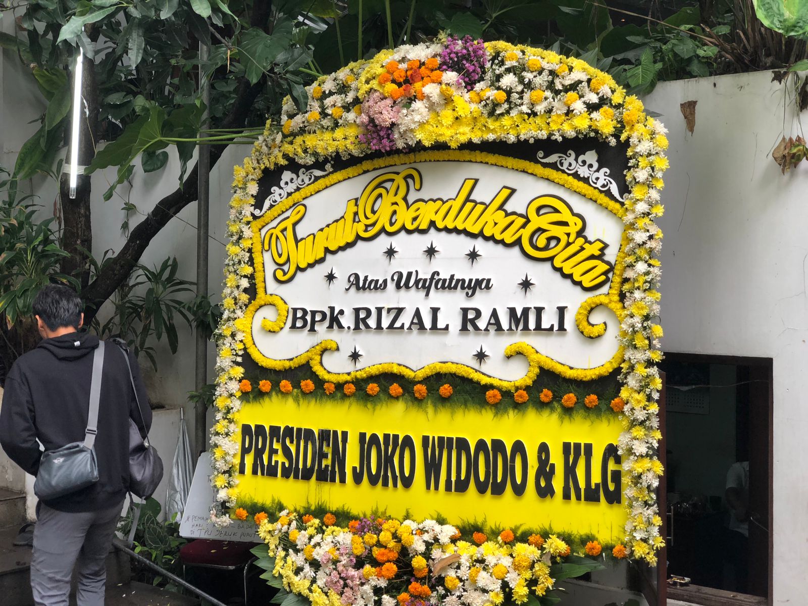 Karangan Bunga Membanjiri Rumah Duka Rizal Ramli