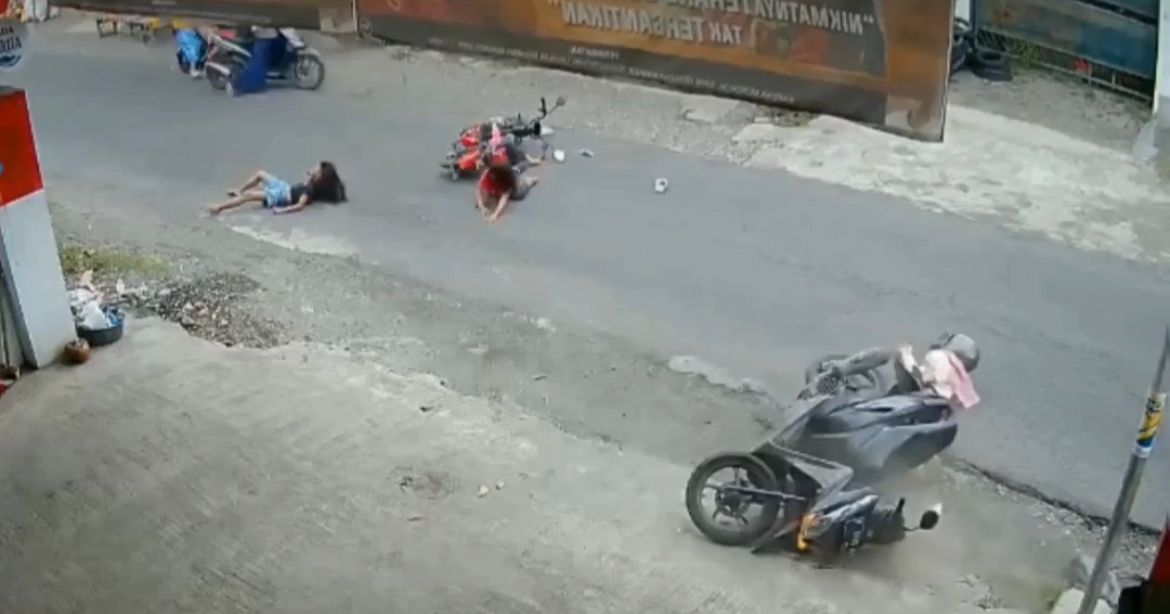 Viral 3 Anak Kecil Alami Kecelakaan saat Kendarai Sepeda Listrik, Netizen: Orang Tuanya Gimana Sih?