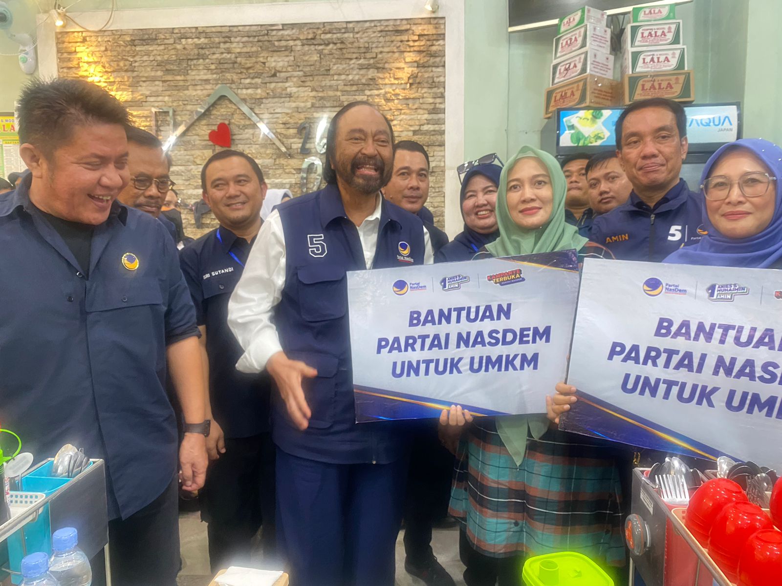 Surya Paloh Dengarkan Curhat Para Pelaku UMKM Pempek di Palembang