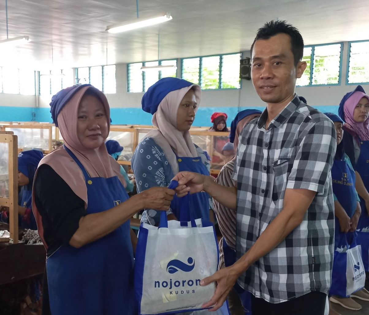 Nojorono Kudus Salurkan Ratusan Paket Sembako dan Kebutuhan Rumah Tangga lainnya kepada Warga Terdampak Banjir di Demak