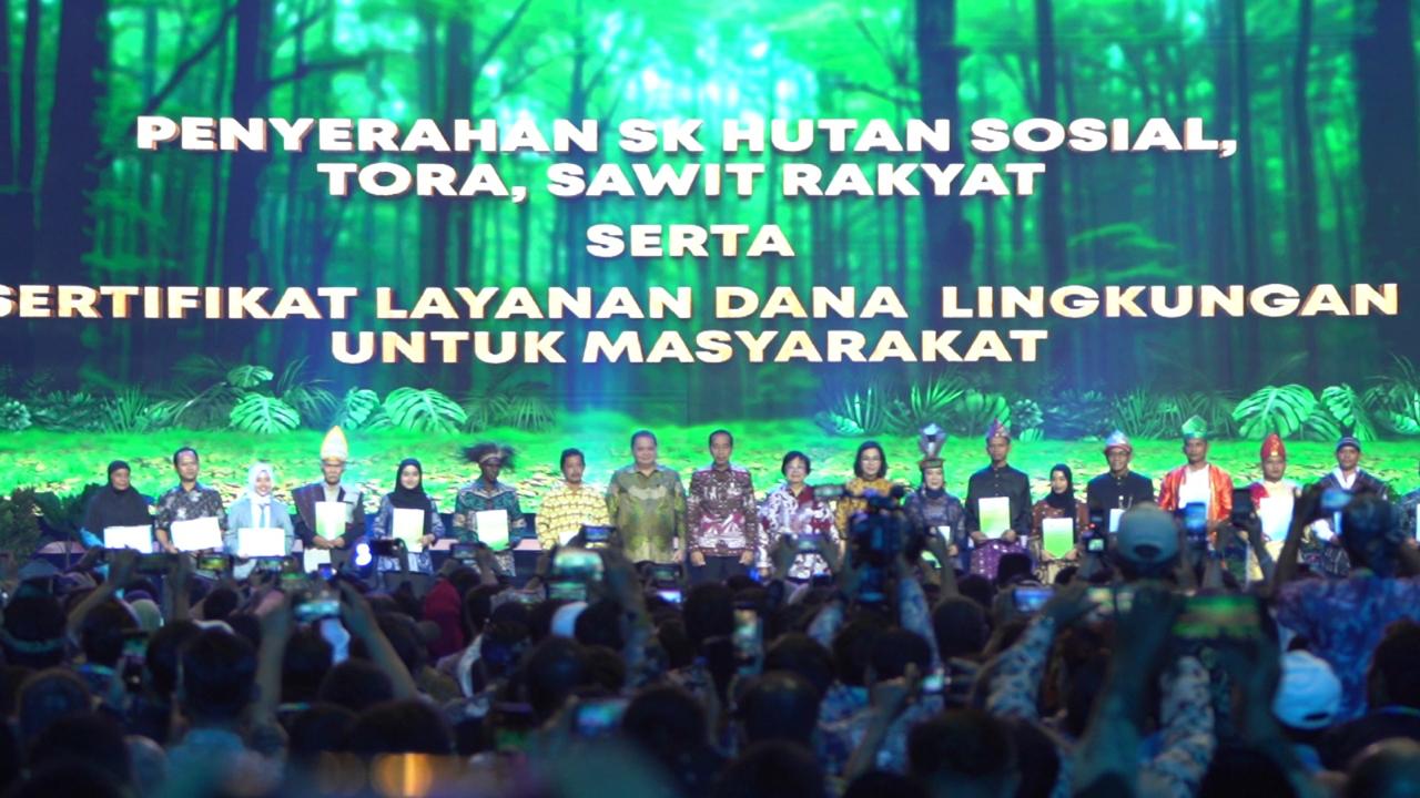 Hadiri Festival LIKE 2, Presiden Serahkan Sertifikat Layanan Dana dan SK Perhutanan Sosial