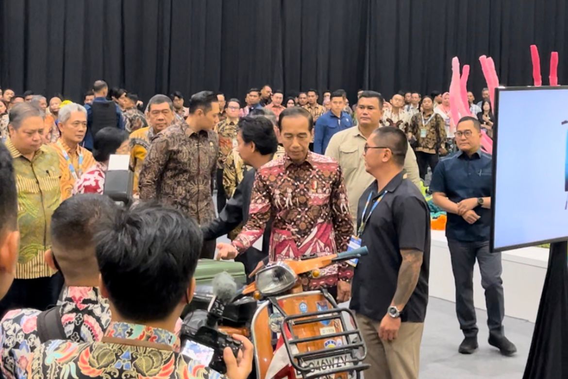 Hadiri Festival LIKE 2, Presiden Serahkan Sertifikat Layanan Dana dan SK Perhutanan Sosial