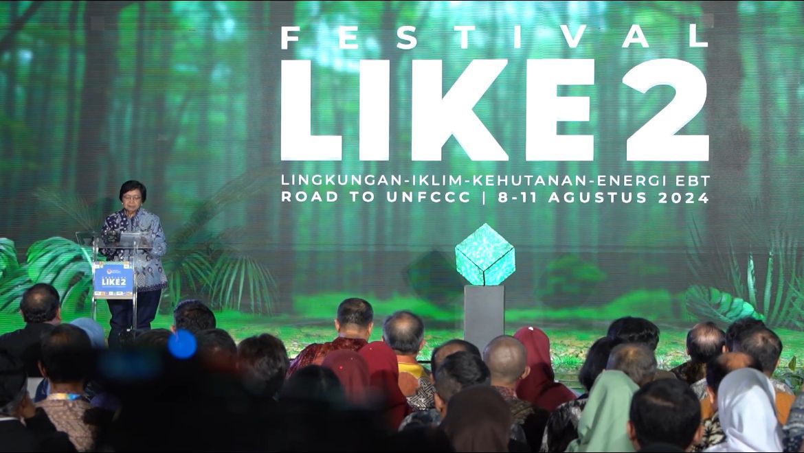 Hadiri Festival LIKE 2, Presiden Serahkan Sertifikat Layanan Dana dan SK Perhutanan Sosial